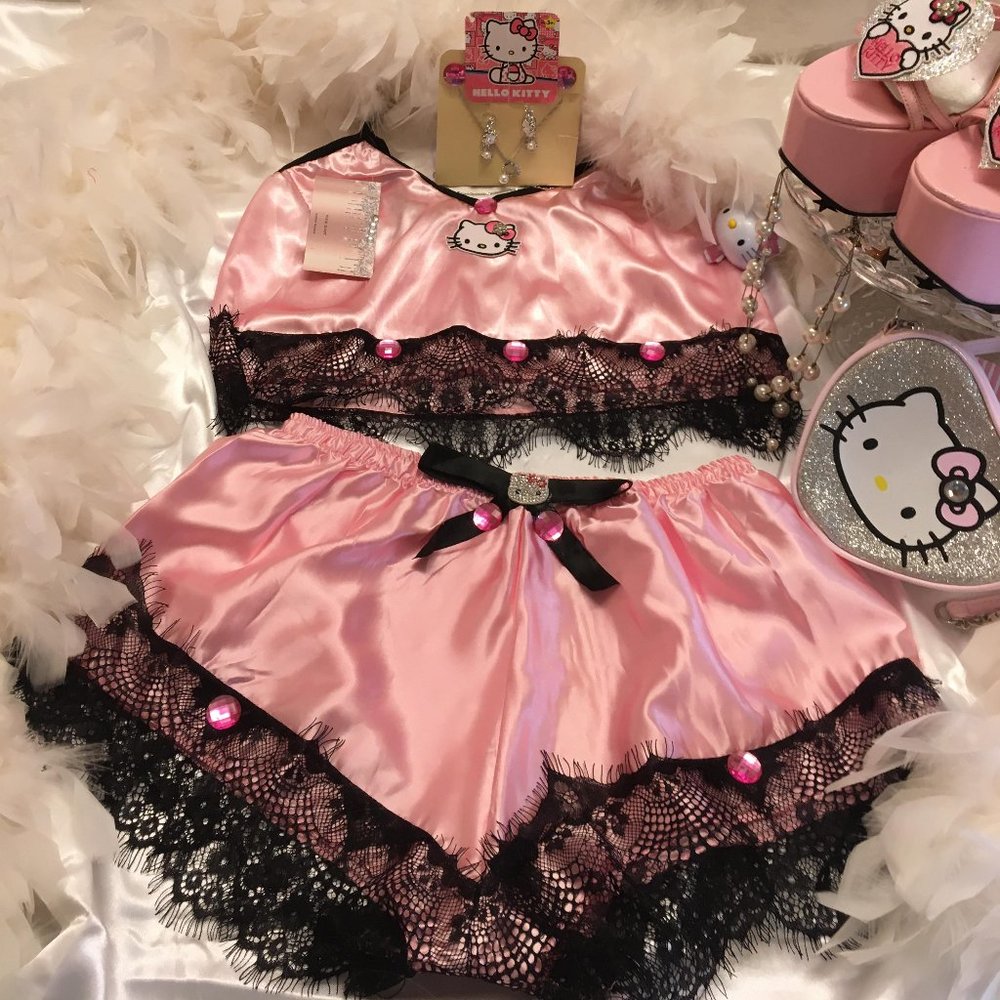 ADORABLE cotton candy pink satin hello kitty lingere and jewlery set!